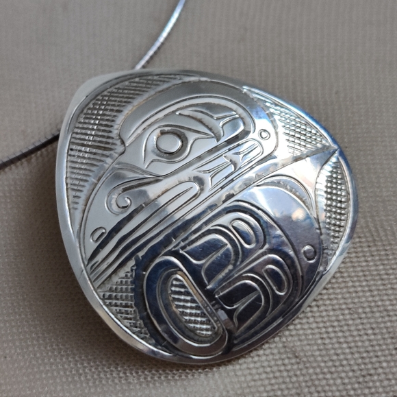 Northwest coast Indigenous Artisan Pin/Pendant Signed Sterling Silver - Picture 5 of 13